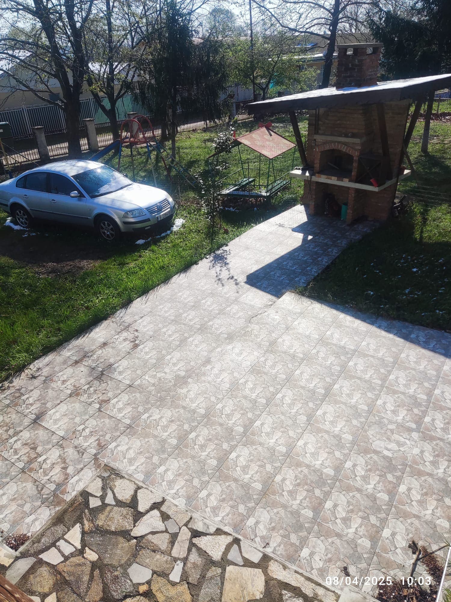 Yard overview with parking